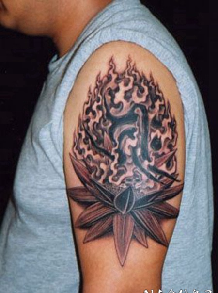大臂上的莲花火焰梵文纹身图案