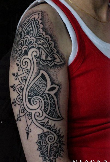 大臂上的花纹图腾纹身图案