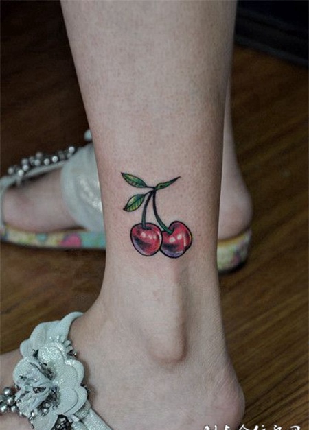 小腿上的红色樱桃纹身图案