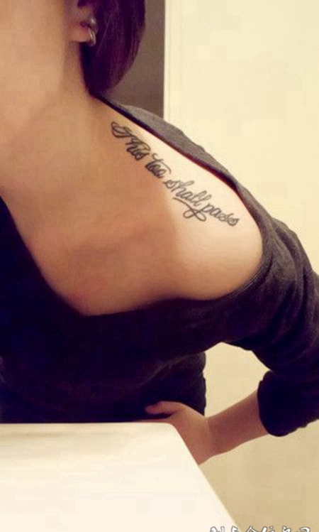 肩膀上的花体字英文纹身图案