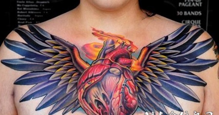 胸前长着翅膀的心脏纹身图案