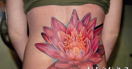 后腰上的莲花的纹身图案