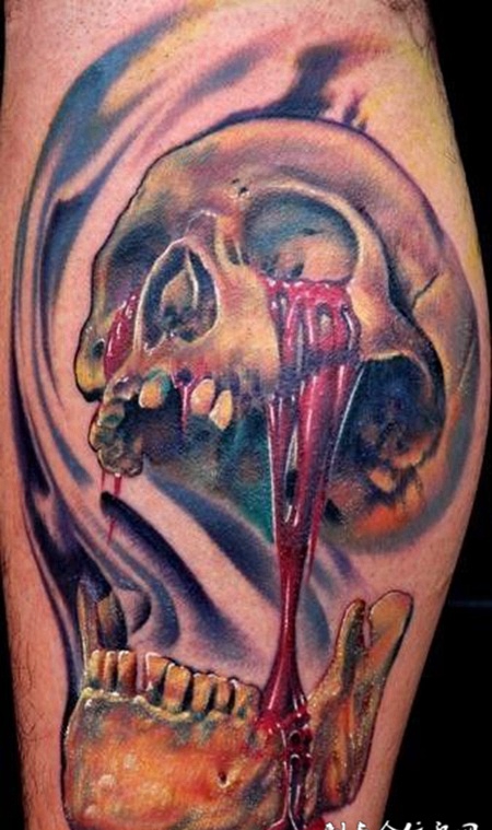 大臂上流血的骷髅头纹身图案