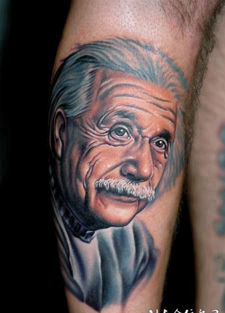 小腿上的爱因斯坦纹身图案