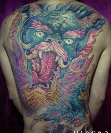 满背绿色龙头纹身图案