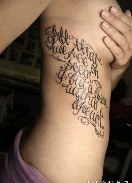 胸侧的花体英文纹身图案