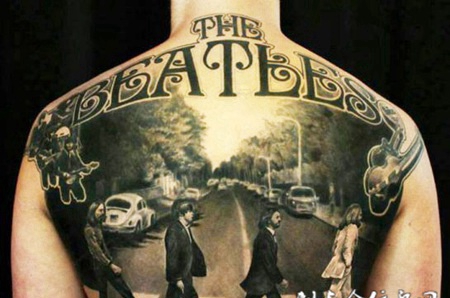 满背过马路的行人纹身图案