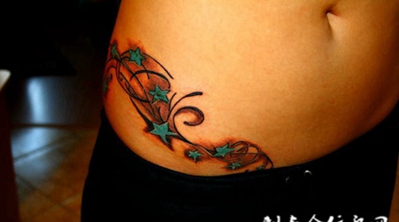 腰侧的五角星花纹纹身图案