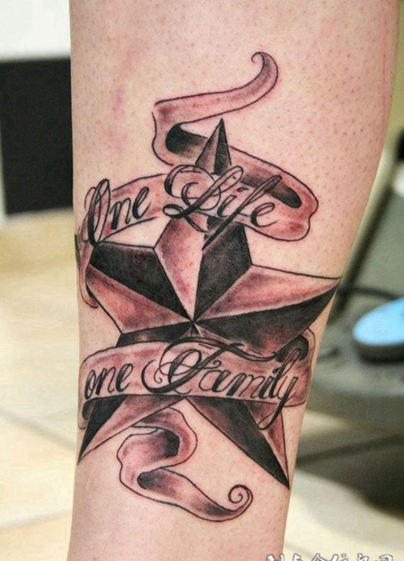 小腿上的五角星丝带纹身图案