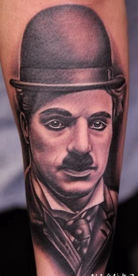 小臂上的卓别林头像纹身图案