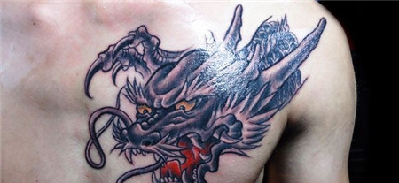 胸前的龙头纹身图案