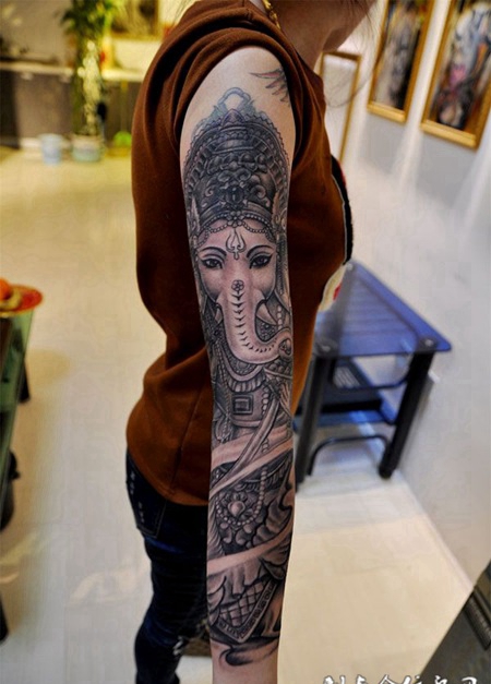 花臂黑灰色象神纹身图案