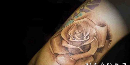 小臂上的黑灰色的玫瑰花纹身图案