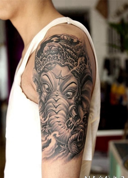 大臂上的怒目象神纹身图案