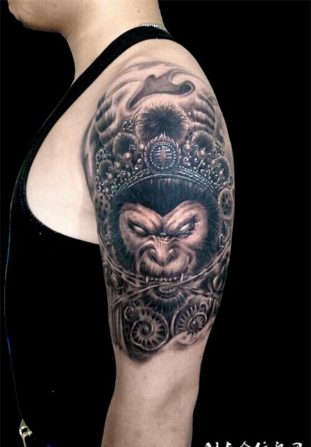 大臂上的齐天大圣纹身图案