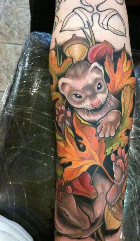 手臂叶子与松鼠纹身图案
