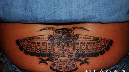 腹部上的猫头鹰纹身图案