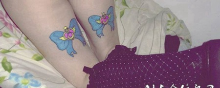 大腿上的蓝色蝴蝶结纹身图案