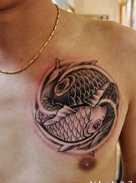 胸前的双鲤鱼太极纹身图案