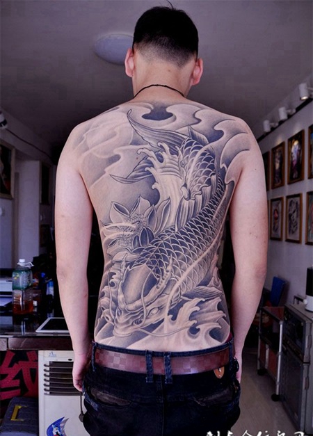满背黑灰色鲤鱼浪花纹身图案