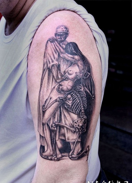 大臂上的格鲁吉亚最高验尸官纹身图案