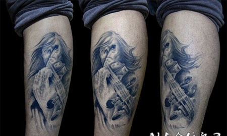 小腿上拉小提琴的骷髅纹身图案