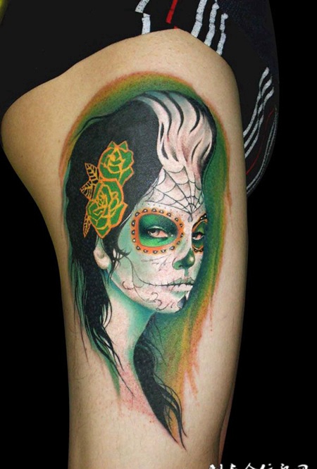 大腿上的白发deadgirl纹身图案