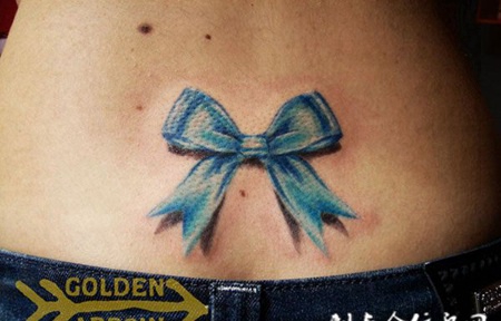 后腰上的蓝色蝴蝶结纹身图案
