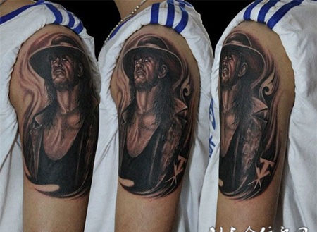 大臂上的西部牛仔纹身图案