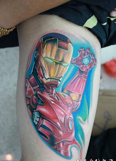 腰侧的钢铁侠纹身图案