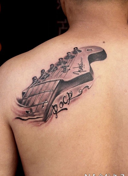 肩胛骨上的贝斯头纹身图案