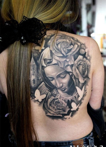 后背上的圣母玫瑰花纹身图案