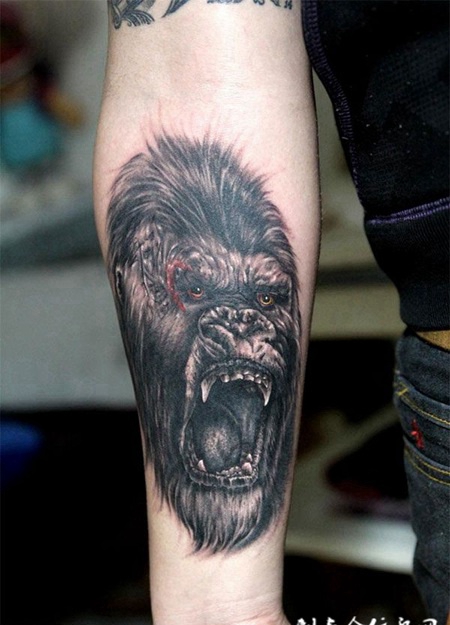 小臂上的大猩猩的头纹身图案