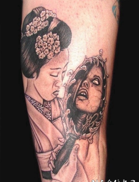 小臂上拿着镜子的艺妓纹身图案