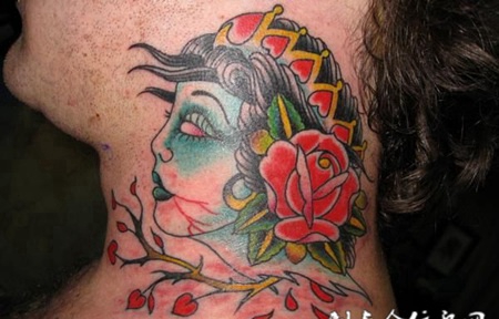 脖子上的美女樱花纹身图案