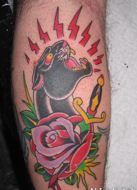 小臂上的猎豹玫瑰花纹身图案