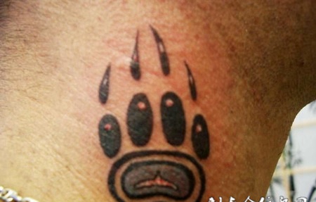 脖子上的脚印纹身图案