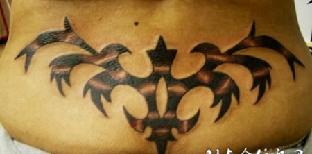 腹部的不死鸟花纹纹身图案