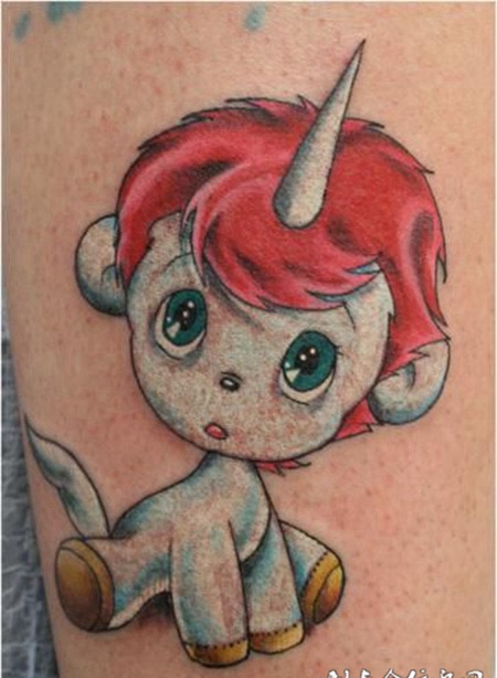 大臂上的天马木偶纹身图案