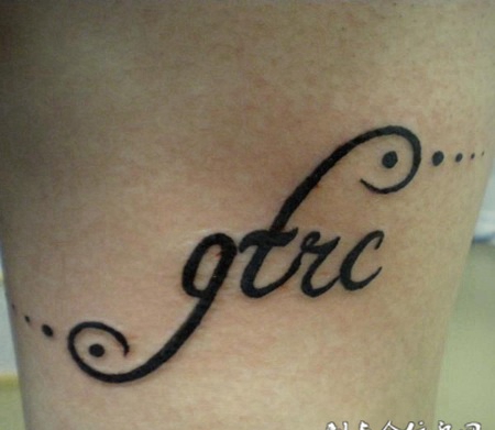 小臂上的花体字英文字母纹身图案