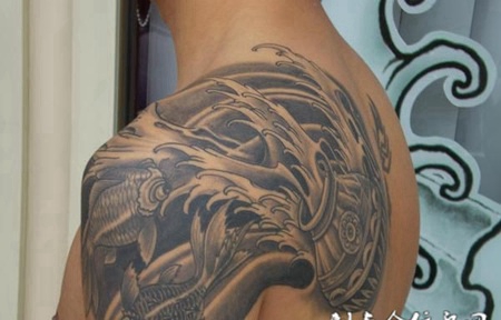 肩膀上的鲤鱼水花纹身图案