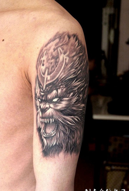 大臂上的斗战胜佛纹身图案