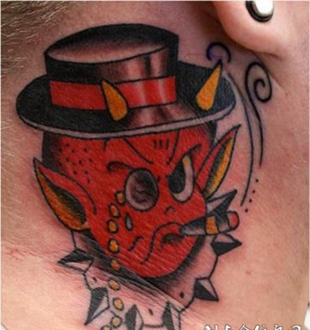 脖子上的红色小恶魔纹身图案