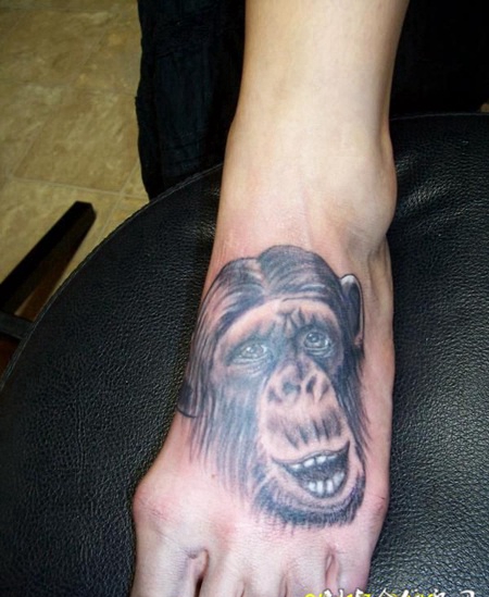 脚面上的黑猩猩纹身图案