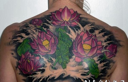 后背上的莲花水花纹身图案