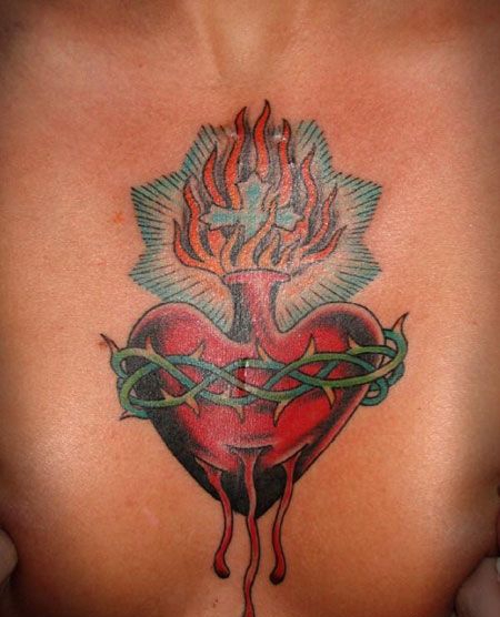 胸前帅气的荆棘心纹身图案