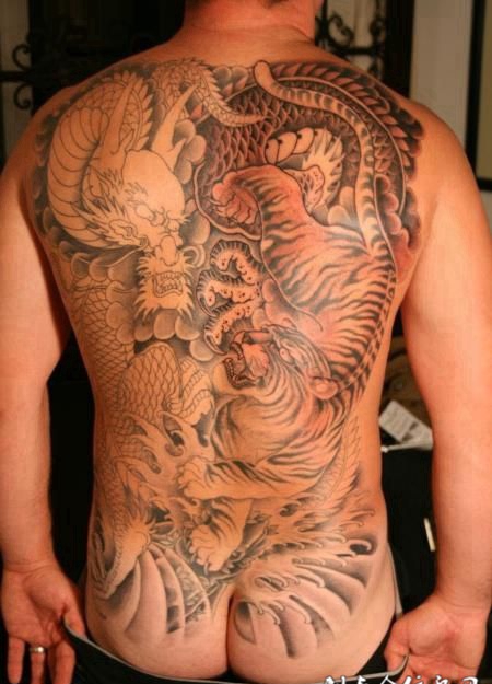 满背龙虎争斗纹身图案