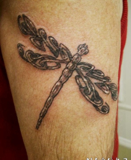 大臂上的蜻蜓纹身图案