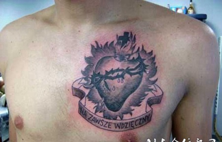 胸前缠着荆棘的心纹身图案