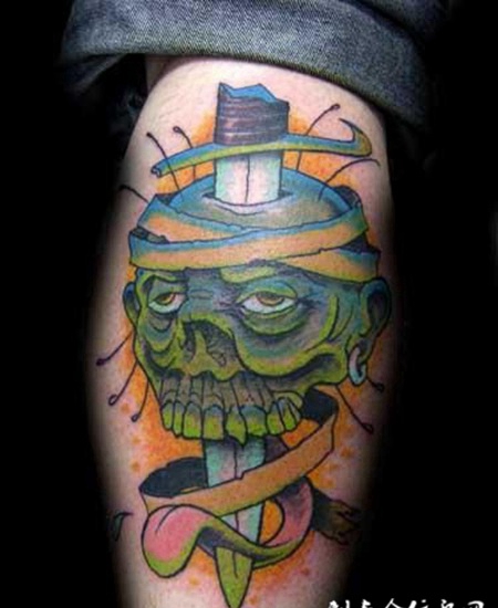 小腿上插着匕首的骷髅头纹身图案